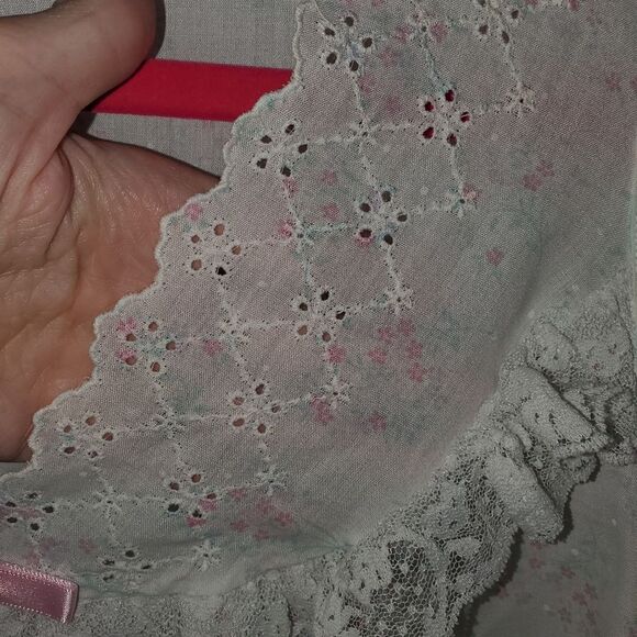 VINTAGE COTTON CARRIAGE COURT EYELETSCALLOPED EDGE NECKLINE & LACE RUFFLE SMALL - Picture 3 of 5
